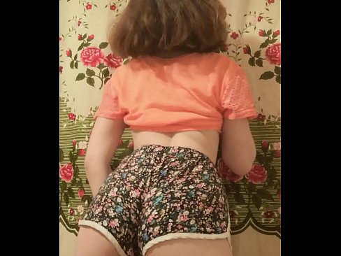 ❤️ セクシーな若いベイブがカメラでショーツを脱ぐ ❤ ハードポルノ ❌️❤