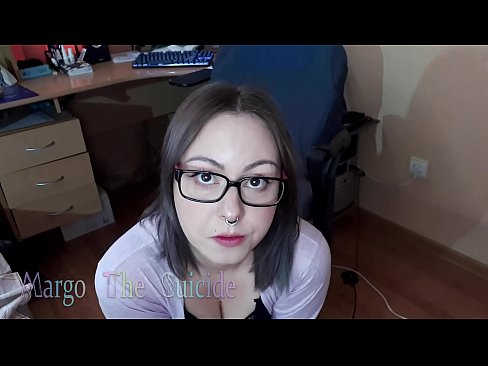 ❤️ 眼鏡をかけたセクシーな少女がカメラに向かってディルドを深くしゃぶる ❤ ハードポルノ ❌️❤