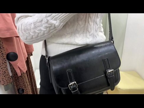 ❤️ 試着室でディルドを使った若い雌犬フェラルベリーの公開オナニー ❤ ハードポルノ ❌️❤